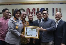 Kapolres Metro Bekasi Terima Penghargaan dari Komisi III DPR RI, Berhasil Tuntaskan Konflik Warga Vasana Neo Vasana